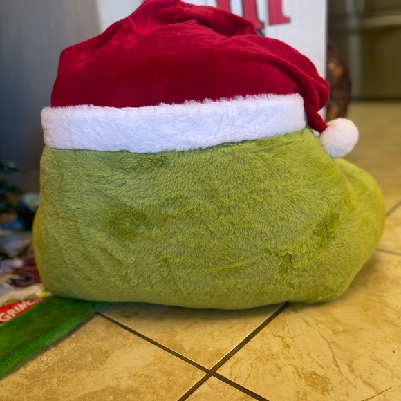The Grinch Pillow Lounger - Picture 7 of 11